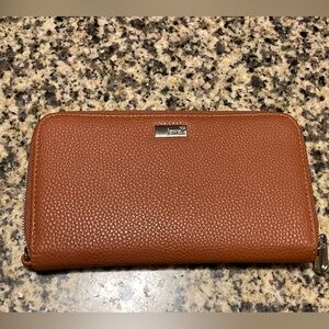 Jewell byThirty One 31 All About The Benjamins Wallet Caramel Smooth Pebble EUC